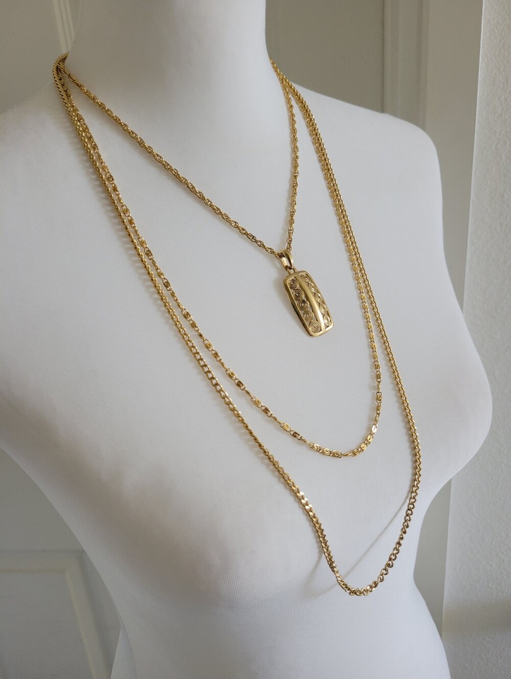 EUC Elegant 80s Boho VTG Gold Tone Layered Pendant Necklace - Picture 10 of 11